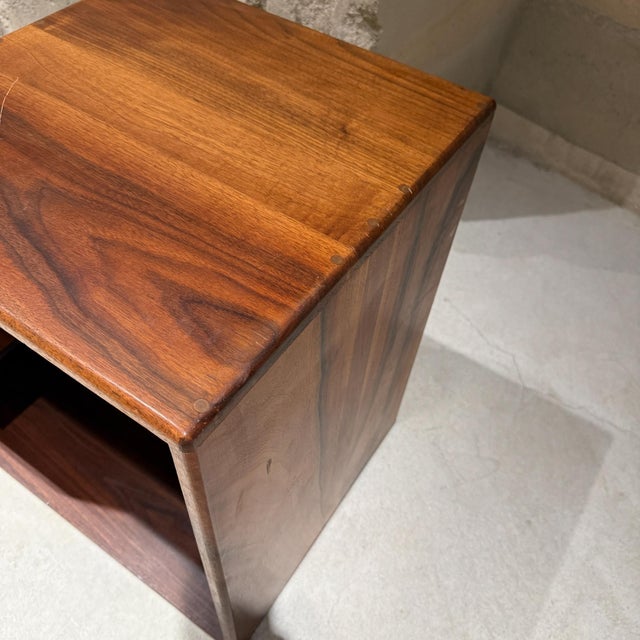 Gerald McCabe 1960s Asymmetrical Solid Walnut Wood Shelving Unit Adjustable Attributed Gerald McCabe For Sale - Image 4 of 9