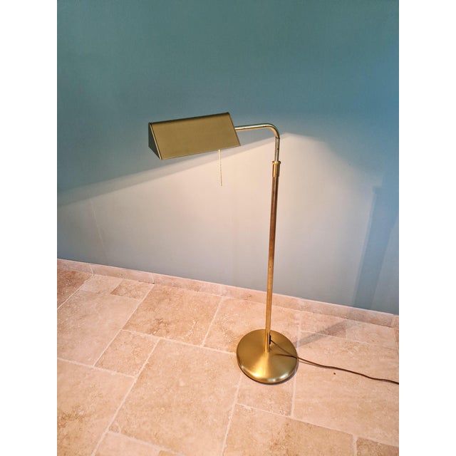 Articulated brass floor/reading lamp, Hollywood Regency style, 1970s-80s. The lampshade rotates 360° around the central...