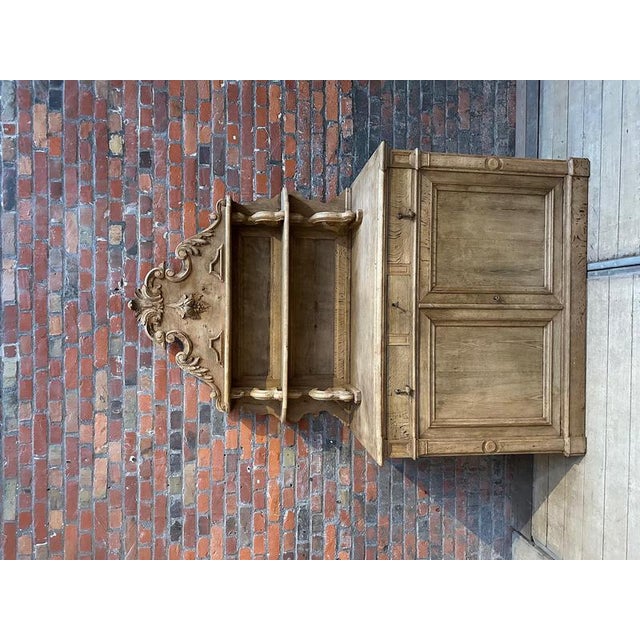 This antique Saint Hubert cabinet, made of solid oak and dating from the late 19th century, has been completely restored....