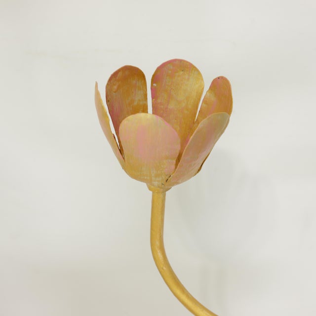Art Deco Vintage Floral Tulip Table Lamp – Hand-Painted Metal Tole Style Accent Lamp For Sale - Image 3 of 9