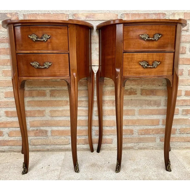 Beautiful pair of walnut nightstands from the 1940s. They are crescent-shaped and their legs give them elegance and style...