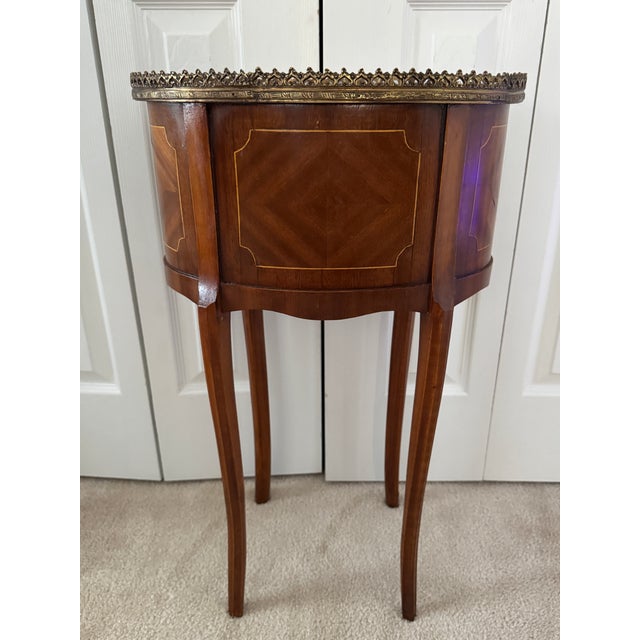 Antique 1920s Louis XV French Walnut Marquetry Side Table W/Ormolu Bronze d'Or For Sale - Image 14 of 18