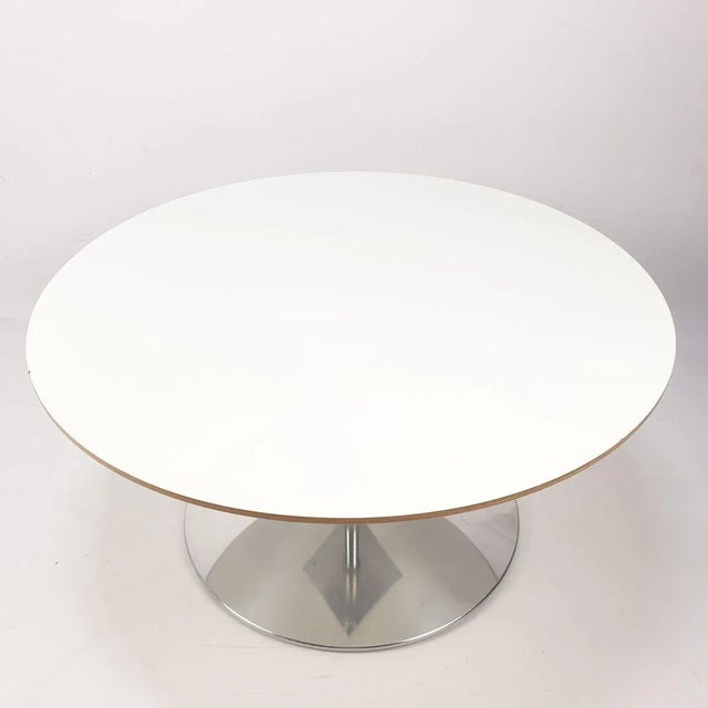 Very nice round coffee table, designed by Pierre Paulin in the 60's. The name of the table is ''Circle'' and it is...