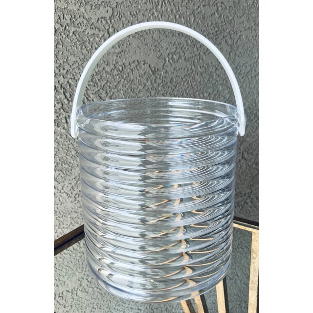 Circa 1970 Sleek Ribbed “Atomic” Acrylic Ice Bucket With Inset Lid and Removable Insert For Sale - Image 12 of 12
