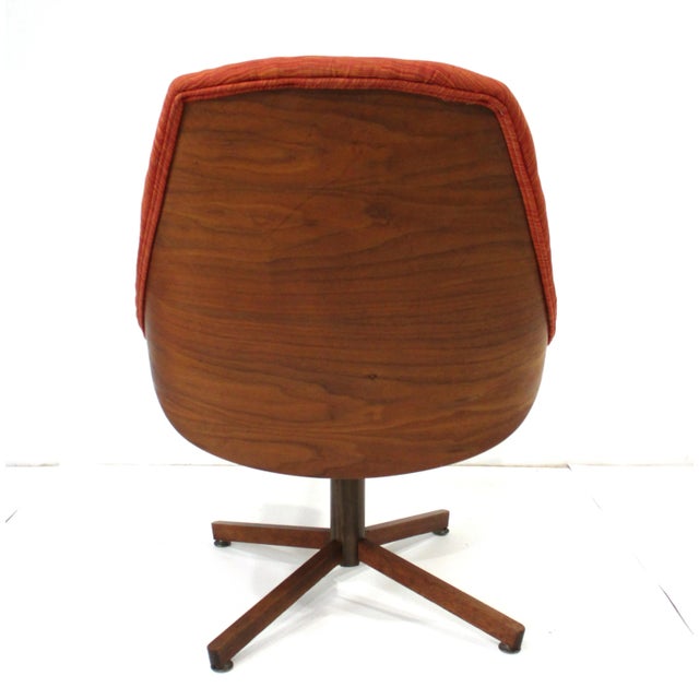 Plycraft Rare Plycraft George Mulhauser Walnut Upholstered Swiveling Lounge Chair For Sale - Image 4 of 11