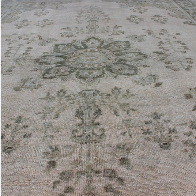 Oushak vintage rug with flower motifs in neutrals, Keivan Woven Arts / rug tu-alk-4894, country of origin / type: Turkey /...
