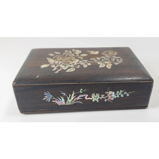 Early 20th Century Mother of Pearl Abalone Inlaid Chinese or Vietnamese Box For Sale In New York - Image 6 of 12