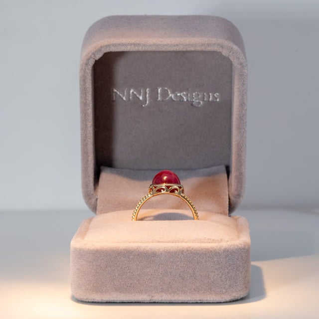 7.8Ct Star Ruby Cabochon North South Ring With Earth-Mined Diamond Accents: Solid 14k Gold, Size 6.75 For Sale - Image 4 of 9