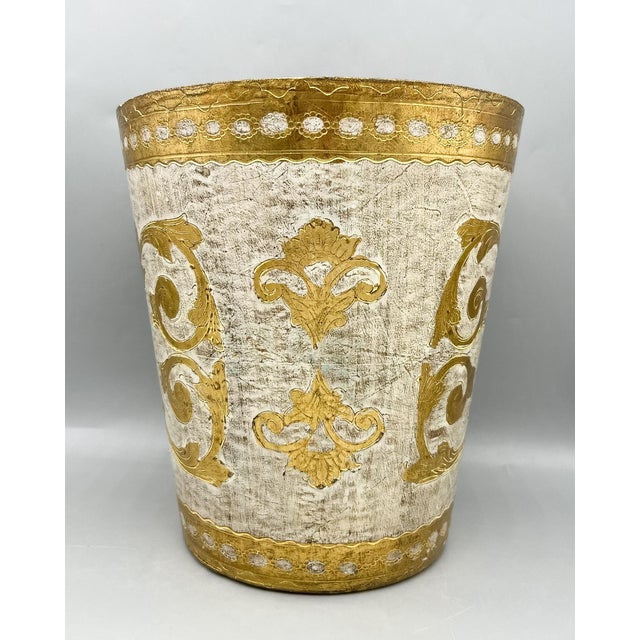 Hollywood Regency Vintage Italian Florentine Gilt Resin Wastebasket – Hollywood Regency / Neoclassical / Italian Classic For Sale - Image 3 of 10