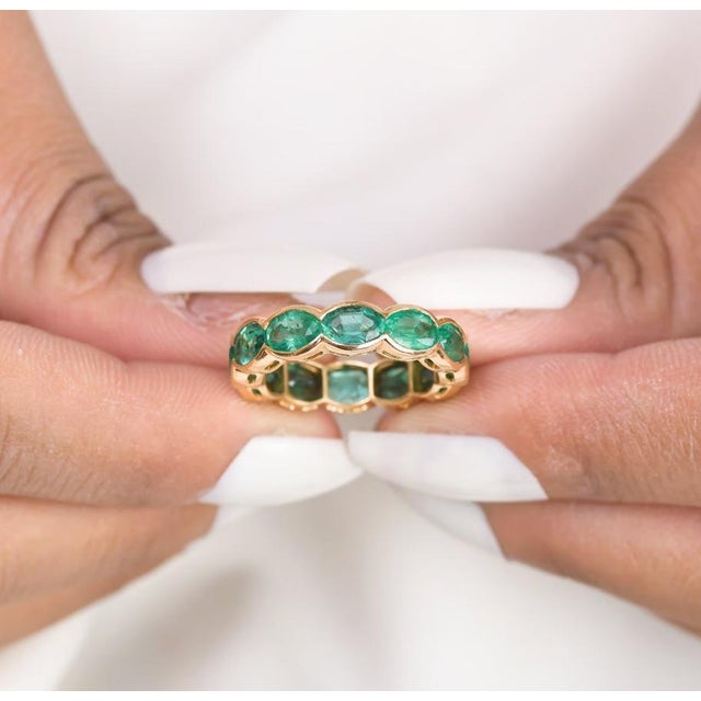 Natural 5.28 cts Zambian emerald band ring in 18k gold For Sale - Image 11 of 18