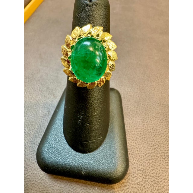 Emerald 6.68 Carat Zambian Emerald Cabochon Cocktail Ring 14 Karat Yellow Gold For Sale - Image 8 of 18