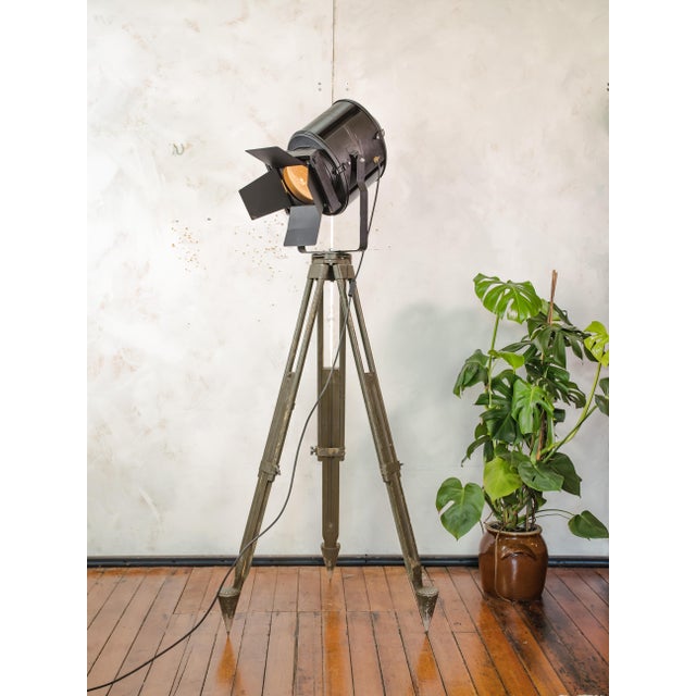 Black Barndoor Theater Spotlight Floor Lamp on Bundeswehr Tripod from A.E. Cremer, Paris, 1950s For Sale - Image 8 of 17