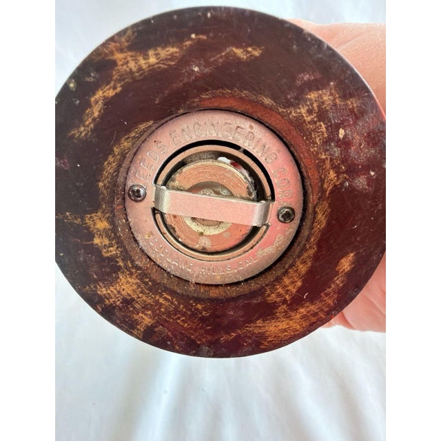Vintage Leeds Engineering Corp. Wood and Acrylic Salt and Pepper Grinder Shaker For Sale - Image 4 of 5