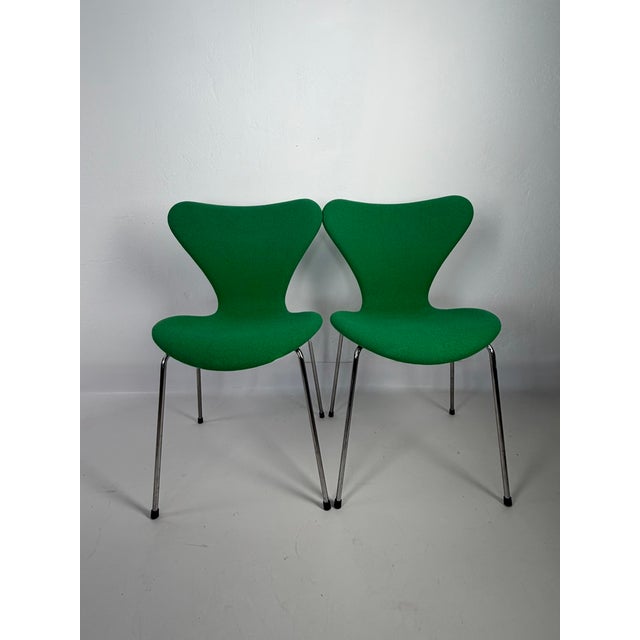 Original pair of Series 7 chairs (Model 3107) designed by Arne Jacobsen for Fritz Hansen. The chairs date from 2010, as...