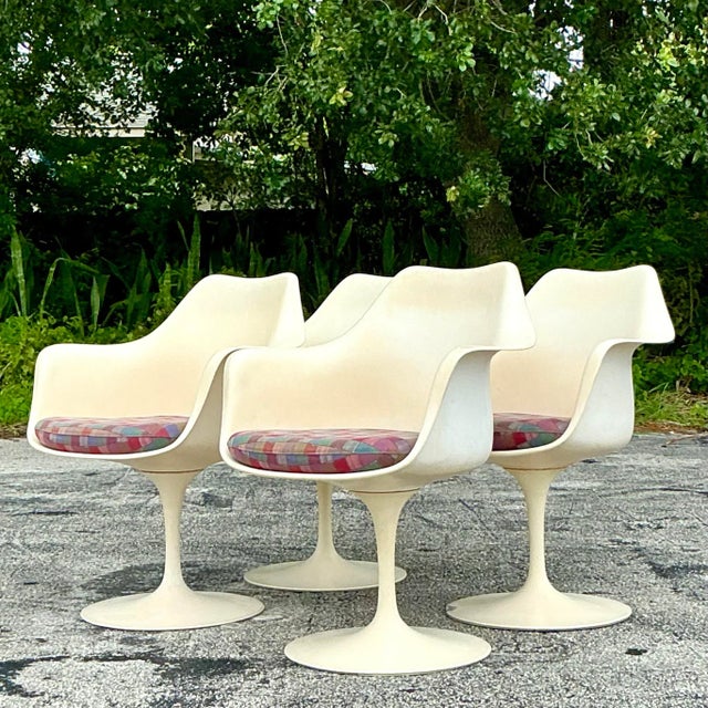 This set of 4 vintage Eero Saarinen BR50 Tulip Chairs for Knoll is a Mid-Century Modern icon. Featuring Saarinen's...