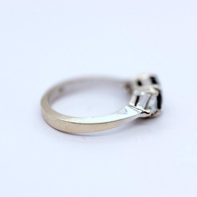 Modern Late 20th Century 18k White Gold Ring With Gia Round Blue Sapphire & Trillion Diamonds - Size 5.5 For Sale - Image 3 of 9