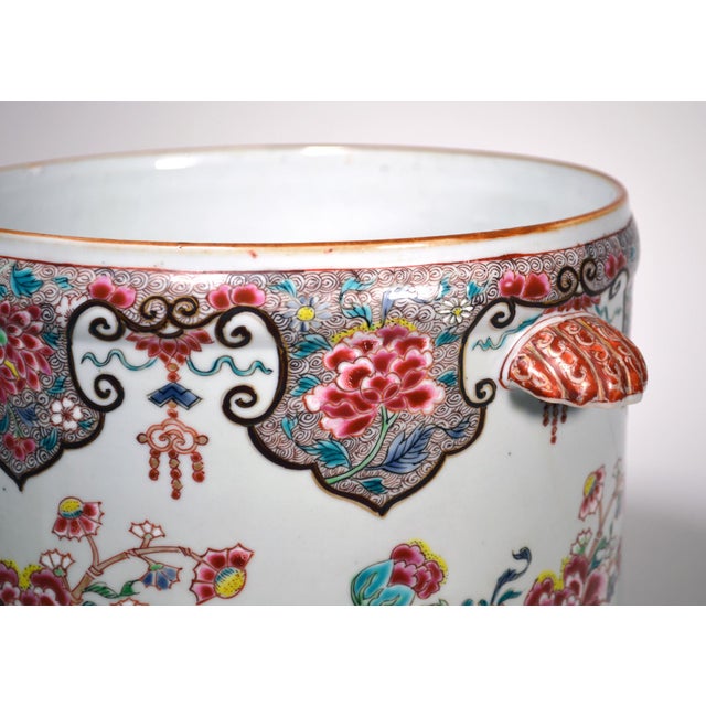 English Chinese Export Porcelain Famille Rose Cachepot or Wine Cooler of Large Size For Sale - Image 3 of 14