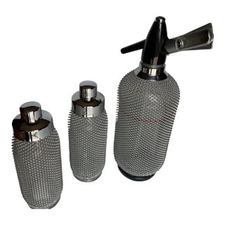 Vintage 1980s Czechoslovakian Merkuria Mesh Cocktail Shakers & Matching Large Siphon Bottle Bar Ware Set. For Sale