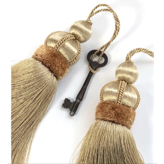 2020s Gold Key Tassels With Cut Velvet Ruche- A Pair For Sale - Image 5 of 12