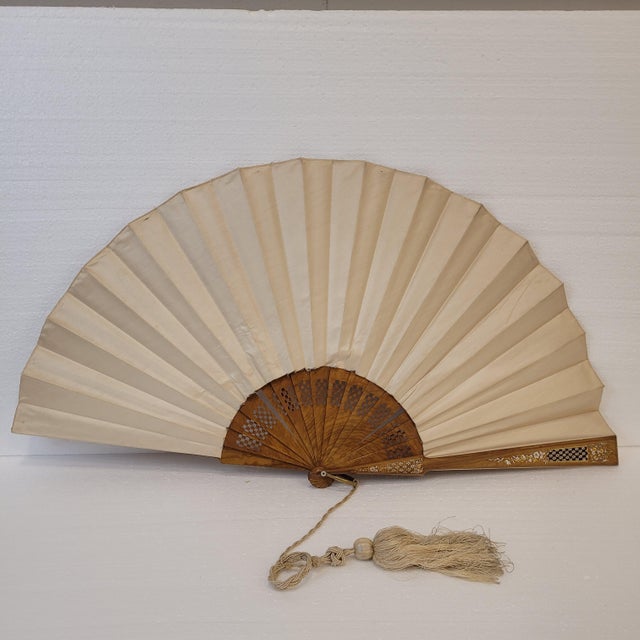 Beige Large Romantic Pericón Fan in Painted Silk and Gilded and Silvered Wood, 1890s For Sale - Image 8 of 18