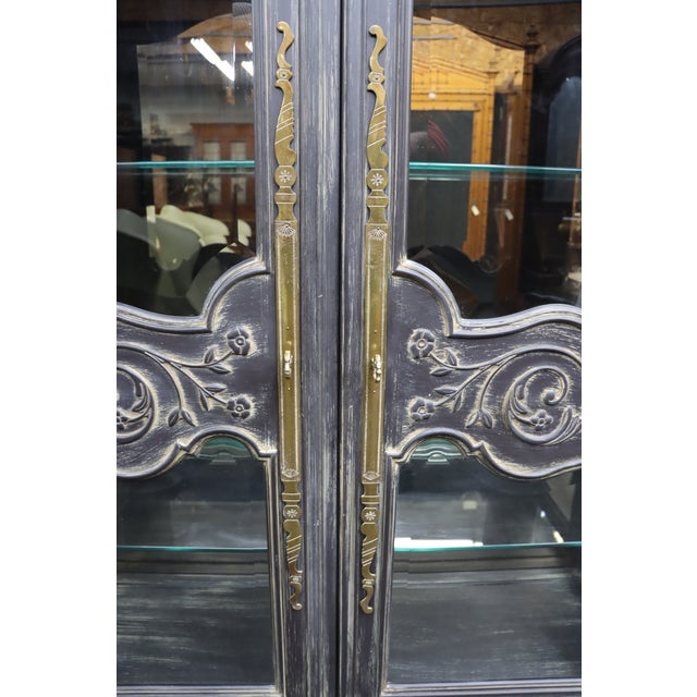 French Provincial Late 20th Century French Provincial Style Carved Display Cabinet / Vitrine For Sale - Image 3 of 18