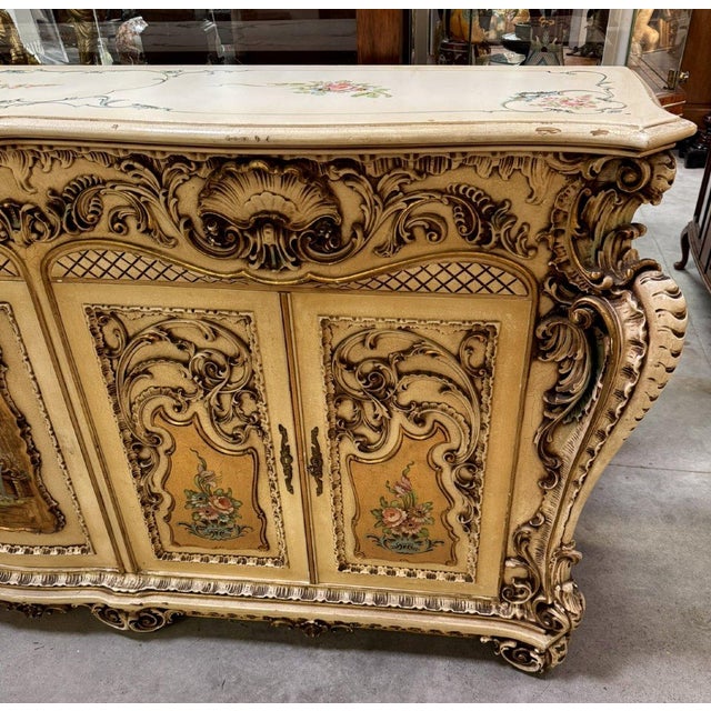 Venetian Louis XV Curved Sideboard in Lacquered, Painted and Gilded Wood, 1890s For Sale - Image 3 of 6