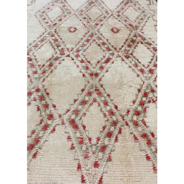 Vintage Beni Ouarain Moroccan Rug in White, Ivory, Taupe, and Rose Colors. Keivan Woven Arts / rug SK-617 country of...