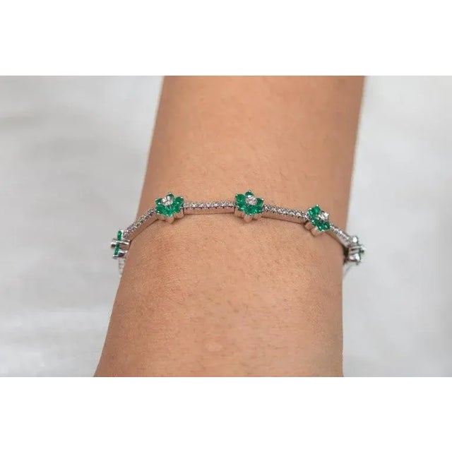 Art Deco Real Diamond and Emerald 12.87 CTS Flower Bracelet by VRJewels For Sale - Image 3 of 14