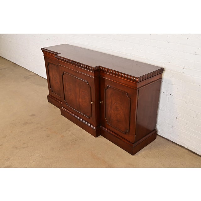 English Late 20th Century Baker Furniture Historic Charleston Georgian Flame Mahogany Breakfront Sideboard or Bar Cabinet For Sale - Image 3 of 14