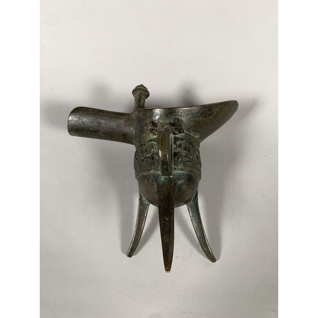 Bronze tripod cup "Jue", China, Ming dynasty (1368-1644) For Sale - Image 6 of 11