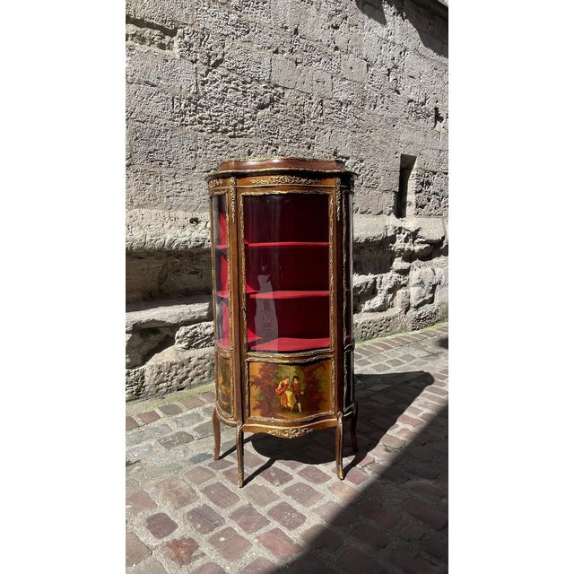 Napoleon III Curved Display Case in Martin Varnish, in Very Good conditions.