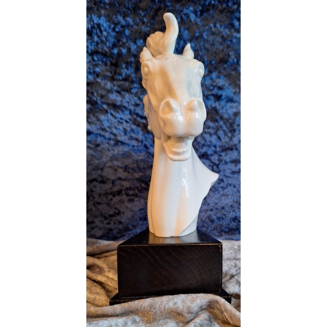 Horse Head Sculpture in White Glazed Porcelain on Black Base by Erich Oehme for Meissen, 1970s For Sale - Image 3 of 7