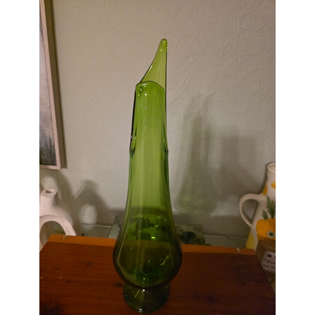 Mid-Century Modern Vintage l.e. Smith Avocado Green Pedestal Swung Vase 16.5" MCM Simplicity Uv Reactive For Sale - Image 3 of 6