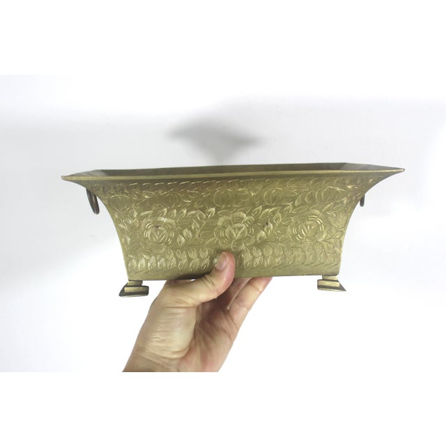 English Vintage Etched Brass Footed Indoor Planter Jardinière With Handles For Sale - Image 3 of 11