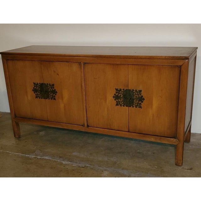 1960s Vintage Mid-Century Maple Buffet Credenza With Ornate Brass Key Knobs For Sale - Image 10 of 13