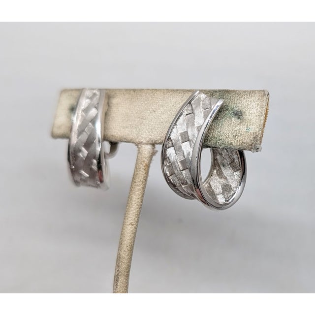 1960s Vintage 1962 Signed Trifari Ad Piece Rhodium Plated "Woven" Ribbon Clip Earrings-2 Pieces For Sale - Image 5 of 8