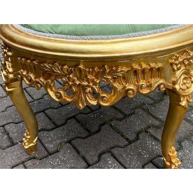 1980s Italian Baroque Rococo Gilt Ottoman Bench – Hand-Carved Beechwood & Tufted Green Velvet For Sale - Image 11 of 12