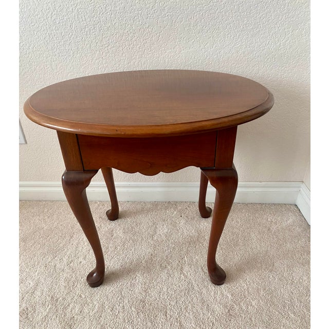 Late 20th Century Traditional Pennsylvania House Queen Anne Style Solid Cherry Oval Accent Table With Drawer Excellent Condition. For Sale - Image 17 of 18