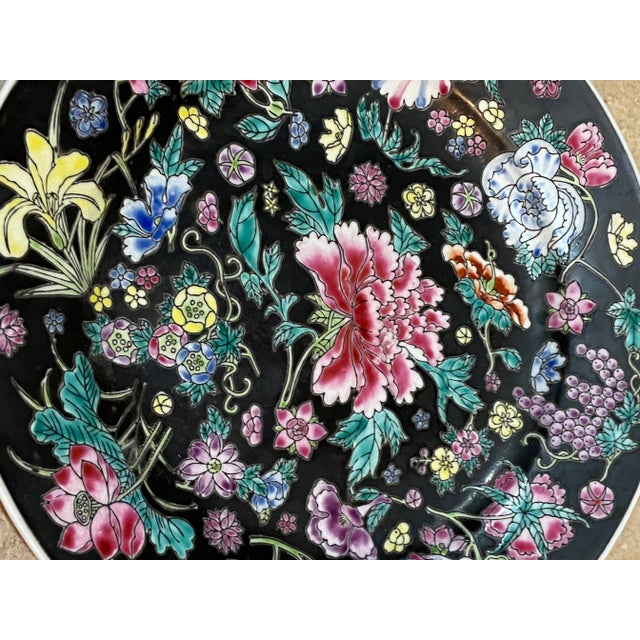Mid 20th Century Vintage Chinese Jingdezhen Zhongguo Famille Noire Mille Fleur Decorative Plate For Sale - Image 5 of 8