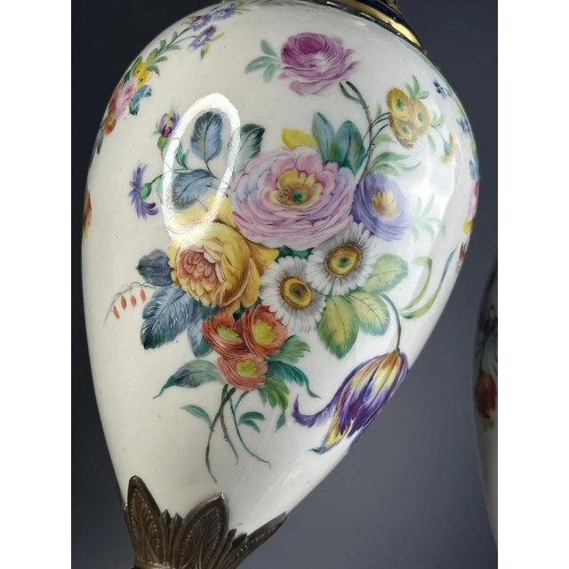 French Lidded Porcelain Vases with Hand-Painted Floral Bouquets and Gilding in the style of Sèvres, 1900s, Set of 2 For Sale - Image 4 of 10