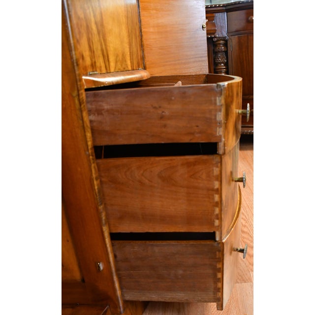 1930s Art Deco Walnut Bar / Cocktail Cabinet For Sale - Image 13 of 18