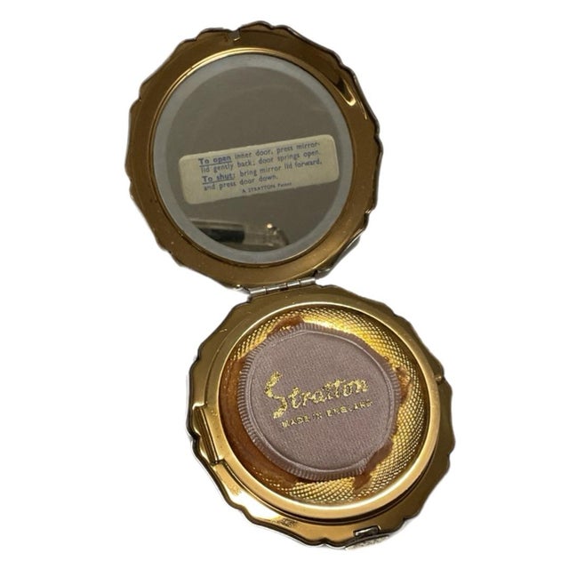 1950s Vintage Stratton Powder Compact - Silver-Tone Embossed Lid For Sale - Image 5 of 8
