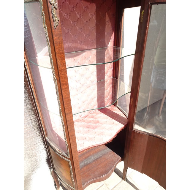 1930s Vintage French Louis XV Vitrine Brass Curio Display Cabinet Made in Spain #2 For Sale - Image 5 of 16