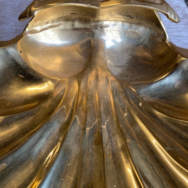 Beautiful bowl in great condition. Great center piece for you dining room or kitchen table. Location E3