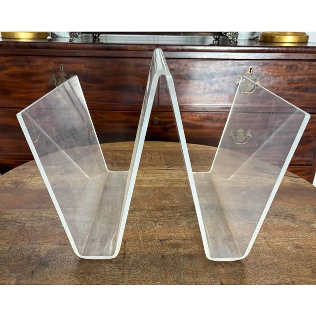 Vintage MCM Mid Twentieth Century Modern “W” Form Bent Lucite Acrylic Magazine Rack 1970’s For Sale - Image 4 of 5