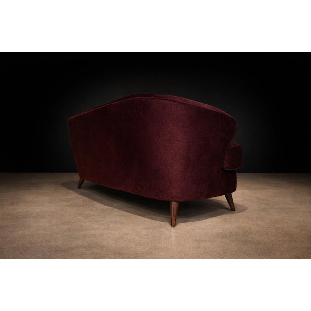 “Concha” Sofa in Plum Mohair Velvet, Joaquim Tenreiro, Brazil, 1960s For Sale - Image 13 of 15