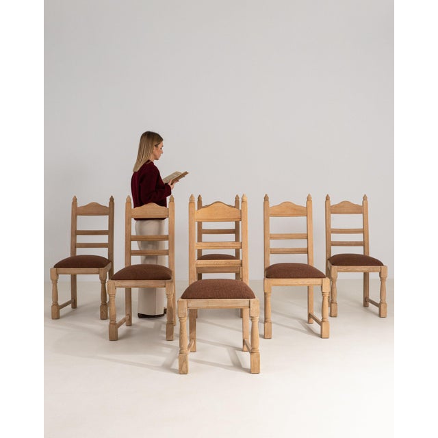A set of 5 ladder-back dining chairs whose natural oak, brown seats gives it real character at first glance. It was made...
