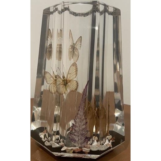 Late 20th Century Vintage Acrylic Vase With Encased Butterflies and Decorative Botanicals For Sale - Image 5 of 6
