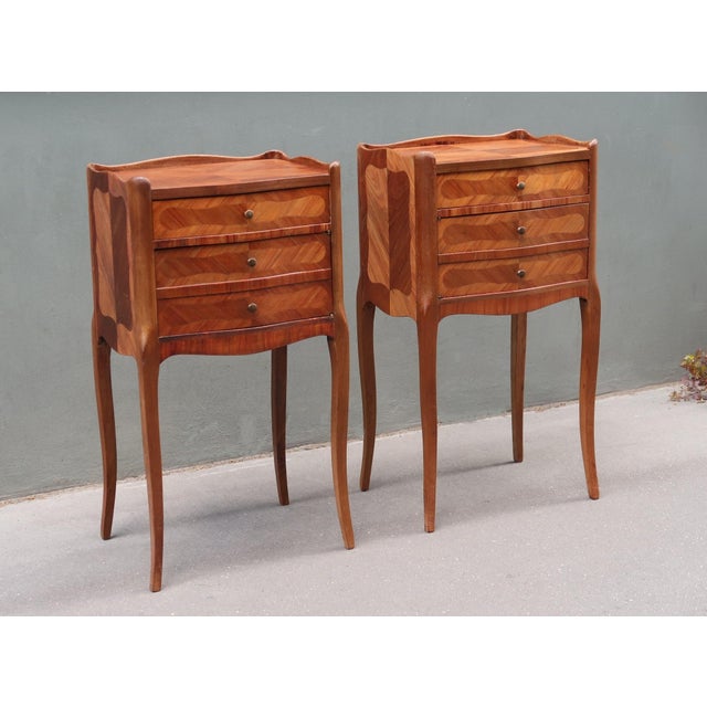 1920s Pair of French Louis XV Style Rosewood Side Tables Nightstands For Sale - Image 9 of 14