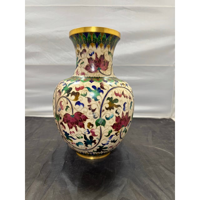 Robert Kuo Robert Kuo Signed Chinese Cloisonne Vase 12" Floral Vines Cream Enamel Vintage For Sale - Image 4 of 7